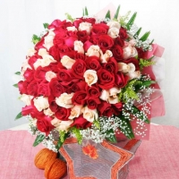 99 Roses ( 50 Red 49 white ) Handbouquet
